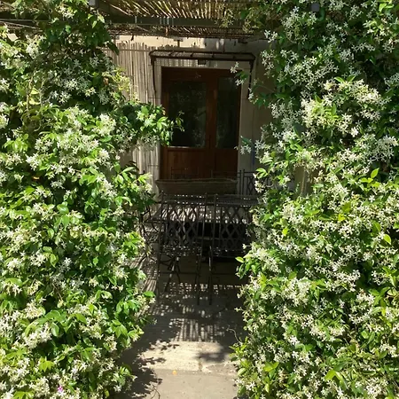 Le Papillon De Soie Bed & Breakfast